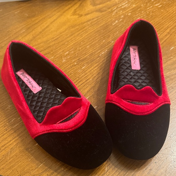 Betsey Johnson Shoes - Betsey Johnson Velvet Lips Slippers Sz 7 8 Medium Red & Black Quilted Insole EUC